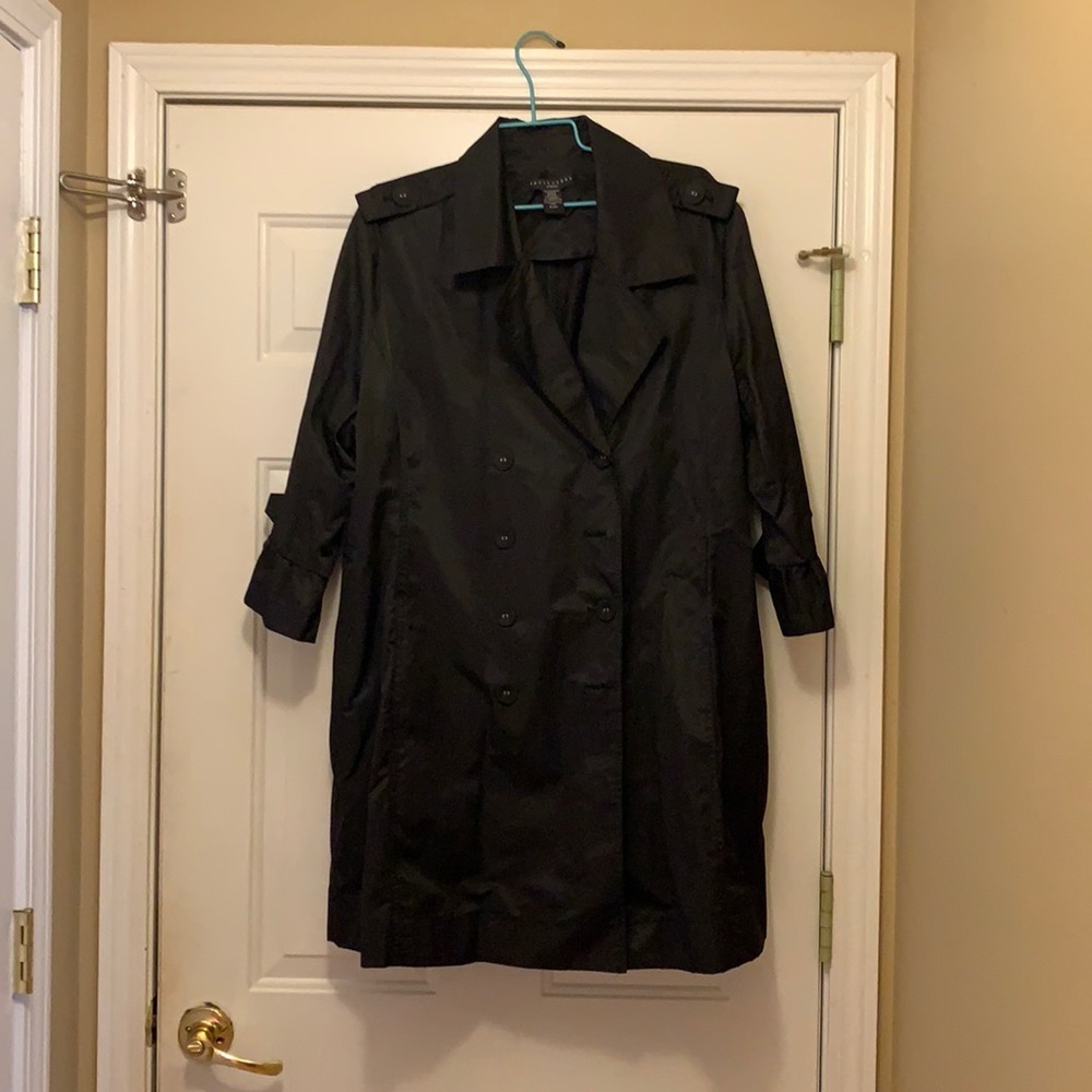 Trench coat.    Black light weight.